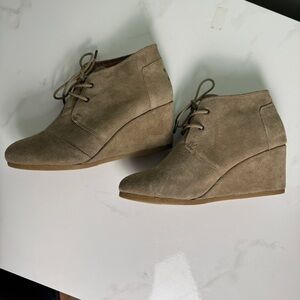 Toms Desert Women's Brown Suede Lace Up Wedge Ankle Bootie Boots Size 10 741115